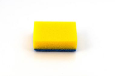 Aşındırıcı polimer ince bir tabaka ile çamurdan yüzeyleri temizlemek için yumuşak sünger parlak sarı renk.