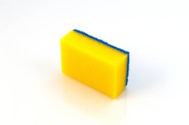 Sünger sünger sarı mavi bir tabaka ile polimer taşlama aletleri ve ev yüzeylerin temizliği için.
