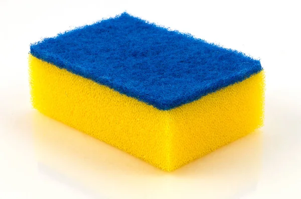 软泡沫海绵黄色用于清洁表面或用聚合物蓝色磨料层洗涤盘子 — 图库照片