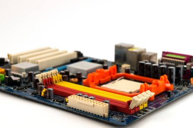 Beyaz bir arka plan üzerinde bulanık bir arka plan ile bir açıyla bulunan bir bilgisayarın anakart.