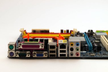 Yuva ve bilgisayar anakart üzerinde çeşitli elektronik cihazların bağlantı yerleri.
