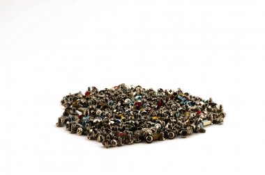 Sabitleme ve bilgisayar bileşenleri veya diğer parçalar - vidalar, civatalar ve contalar, deli bir odak ön planda montaj elemanları.