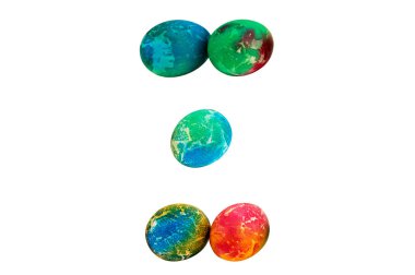 Parlak renkli soyut desen, beyaz bir arka plan üzerinde izole görüntü ile beş Paskalya yumurta boyalı.