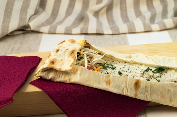 İnce bir levha tarifi hazırlanması aşamasında pide ekmek ezilmiş sebze, yeşillik ve kesme sosis - kaydırma.