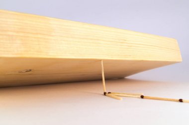 Bir ince maç bir açıyla tutarak büyük bir büyük tahta konumunu değiştirebilirsiniz.