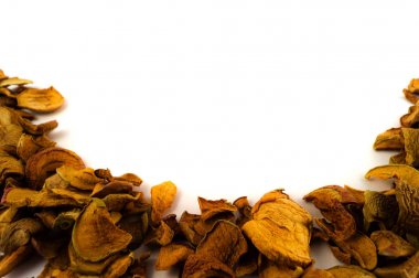 Elma dilimleri görüntünün altındaki yarım daire ile kaplı beyaz bir arka plan üzerinde kuru.