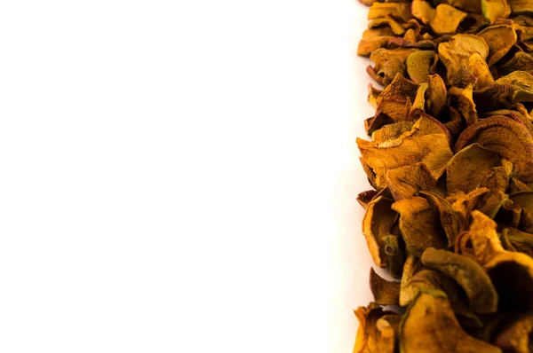 Яблоко Сухие Ломтики Сложены Полосой Правом Краю Изображения Белом Фоне — стоковое фото