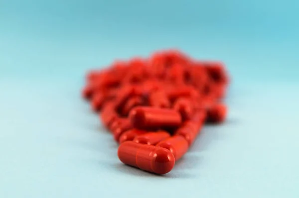 Czerwony Medycznych Kapsułki Wypełnione Medycyny Określonymi Dowolnego Kształtu Niewyraźne Tło — Zdjęcie stockowe