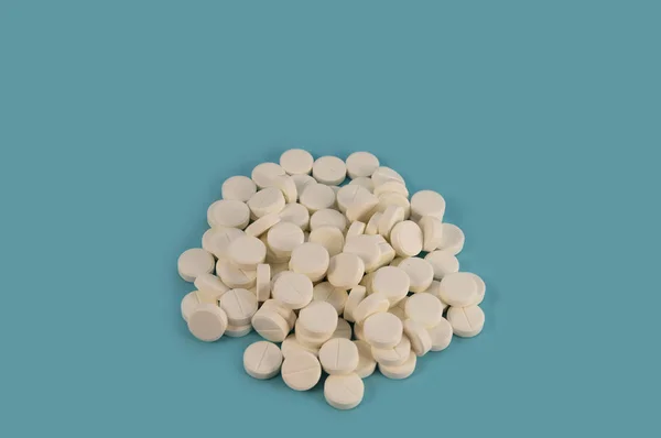 Weiße Runde Tabletten Gestapelt Mit Einem Dia Auf Blauem Hintergrund — Stockfoto