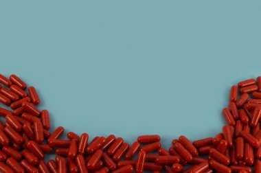 Kapsül Kırmızı renkteki bir ilaç ile görüntünün alt kısmında bir kemer tarafından ortaya konulan.