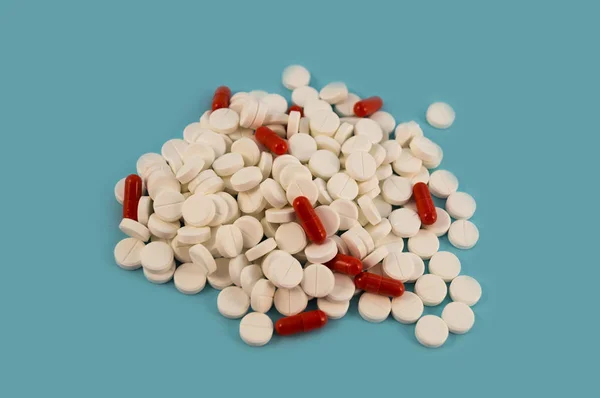 Tabletas Blancas Cápsulas Rojas Alternativamente Apiladas Con Una Colina Sobre — Foto de Stock