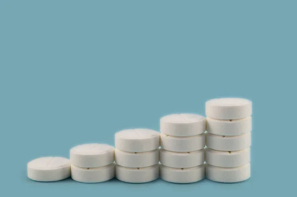 Weiße Tabletten Auf Blauem Hintergrund Form Zunehmender Säulen — Stockfoto