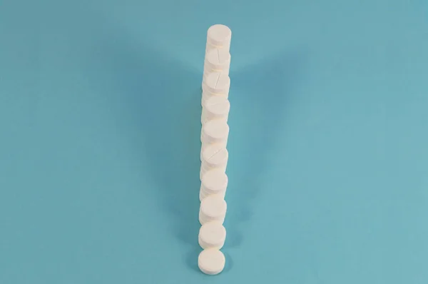 Kolumny Białe Okrągłe Tabletki Umieszczone Jednym Rzędzie Centrum — Zdjęcie stockowe