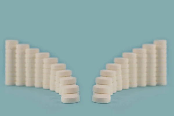Duas Fileiras Espelhadas Comprimidos Brancos Suavemente Curvadas Direções Opostas — Fotografia de Stock