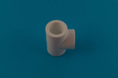 Pvc mavi bir arka plan üzerinde yapılan bir beyaz tee bir nargile, yüklemek için uygun olduğunu.