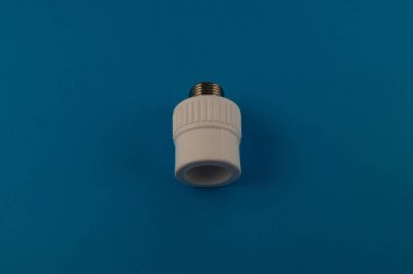 Uydurma bir nargile, yüklemek için bir bağlantı ile mavi bir arka plan üzerinde metal boru bağlantı plastik boru için olduğunu.