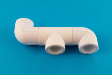 Su boruları - tee ve beyaz plastik Pvc boru su sistemden lehimleme için iki köşe kurulumu için bağlantı parçaları.