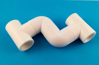 Bir nargile - yükleme için bağlantı parçaları üç plastik tees mavi arka plan, bir su kaynağı sistem Pvc borulardan oluştururken bir bağlantı birimi örneği üzerinde beyaz renk.