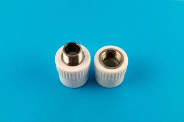 Su boruları - bağlantı öğeleri birleştiren iki farklı sistemler için bir çift - metal ve plastik kurulumu için bağlantı parçaları.