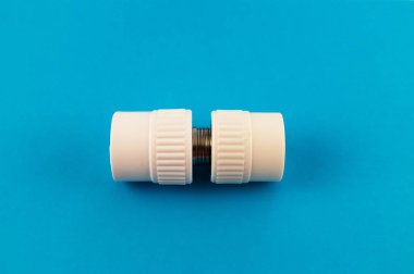 Bağlantı parçaları, su boruları - metal iplik ile kuplajları, Pvc boru su sistemi oluştururken bir bağlantı birimi örneği yüklemek için.