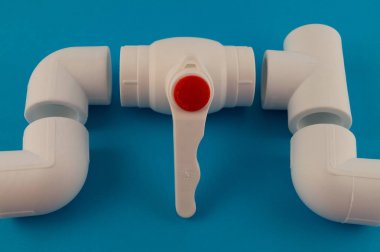 Bağlantı parçaları, su boruları - bir musluk, tee, üç köşe beyaz plastik, Pvc boru su sistemi oluştururken bir bağlantı birimi örneği yüklemek için.