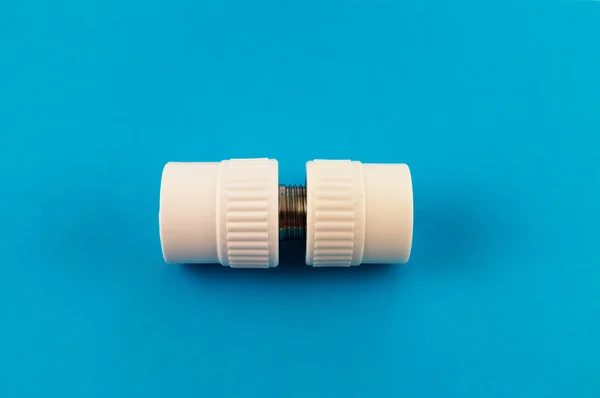 Bağlantı parçaları, su boruları - metal iplik ile kuplajları, Pvc boru su sistemi oluştururken bir bağlantı birimi örneği yüklemek için.