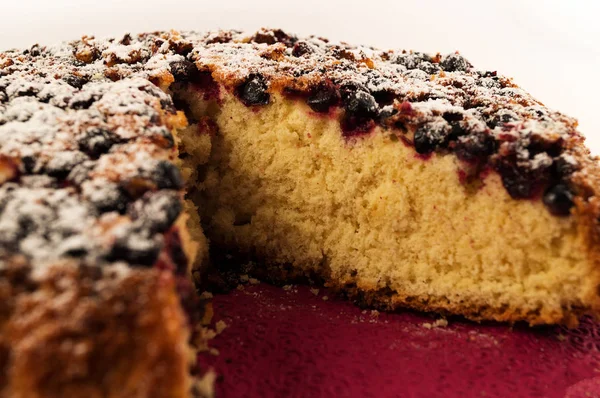 Torta Com Groselha Preta Açúcar Qual Uma Peça Foi Cortada — Fotografia de Stock