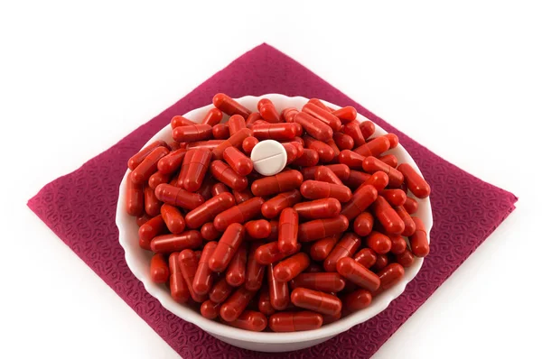 Capsule Rosse Con Medicinale Una Tazza Porcellana Bianca Una Compressa — Foto Stock