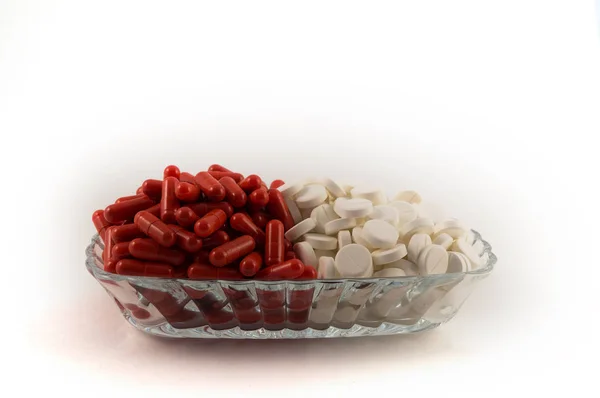 Λευκό Χάπια Στοιβάζονται Κατά Ήμισυ Κόκκινο Κάψουλες Ένα Ρηχό Γυάλινο — Φωτογραφία Αρχείου