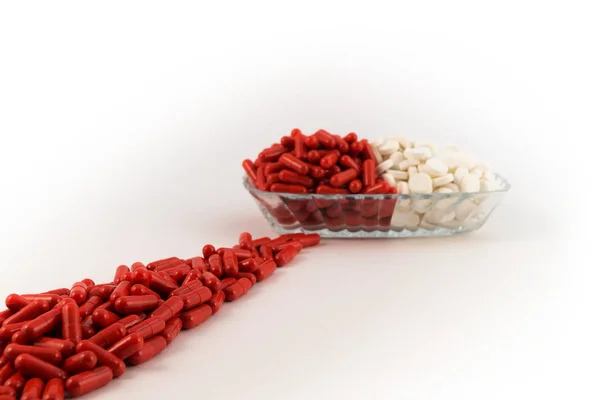 Μια Διαδρομή Από Κόκκινο Κάψουλες Τεντωμένο Μια Γυάλινη Πλάκα Φάρμακα — Φωτογραφία Αρχείου