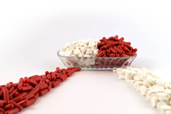 Hra Kontrastem Bílé Tablety Roztáhnout Proužek Kapsle Červené Barvy Naopak — Stock fotografie