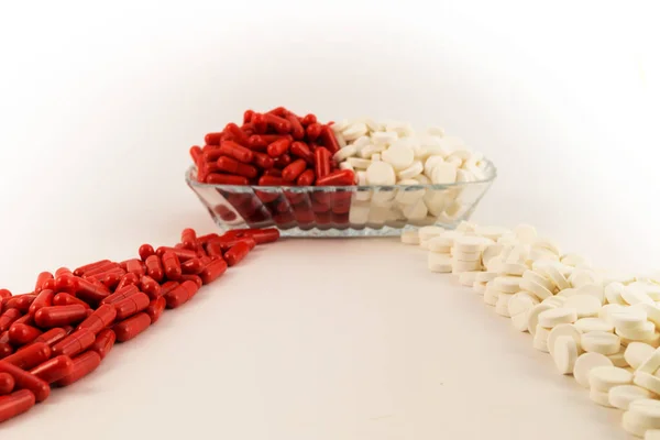 Cápsulas Rojas Con Medicamentos Tabletas Blancas Como Una Confrontación Color —  Fotos de Stock