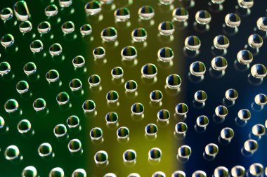 Doku veya arka plan damla sıvı içinde çok renkli dikey şeritler yansıtılır camına.