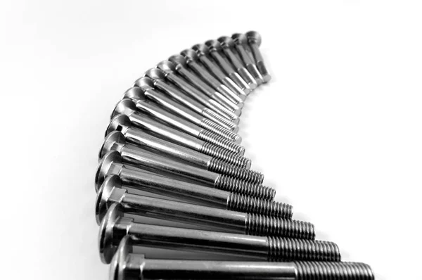 Metalowe Śruby Gwintem Niekompletne Ułożone Jeden Wiersz Formie Zakrzywione Łuk — Zdjęcie stockowe