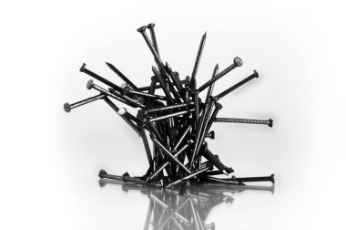 Çivi ışık gri arka plan üzerinde yansıtıcı bir yüzey üzerinde yığılmış bir demet.