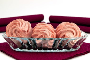 Bir cam levha ile bükülmüş bard peçete arka plan üzerinde pembe lokum.