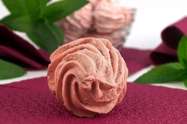 Růžová Sladká Marshmallow Domácí Bard Ubrousek Čerstvou Mátou Listy — Stock fotografie