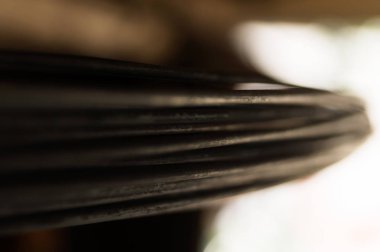 Metal bir soyut arka plan bulanık sığ derinliği üzerinde bir skein alanın ön planda tel örgü.