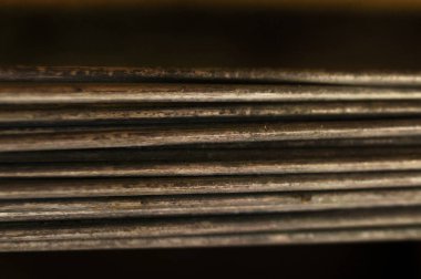 Karanlık bir arka plan üzerinde inşaat için galvaniz metal tel yapılan.