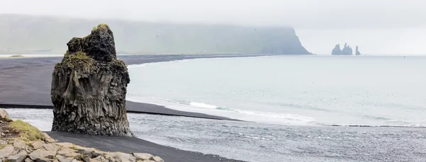 Großer Felsen am schwarzen Strand, Island — Stockfoto