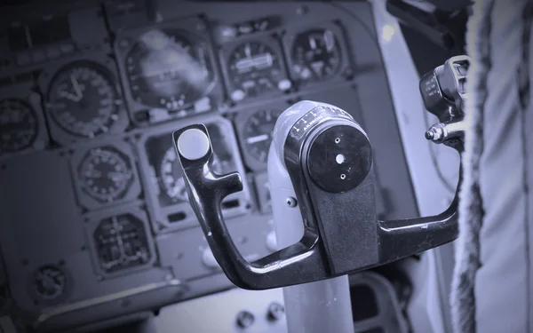 센터 콘솔 및 비행기에 스로틀 — 스톡 사진