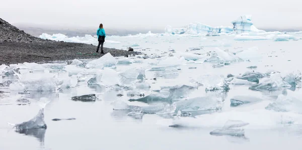 Kobieta spaceru na plaży laguny Jokulsarlon - Ice — Zdjęcie stockowe