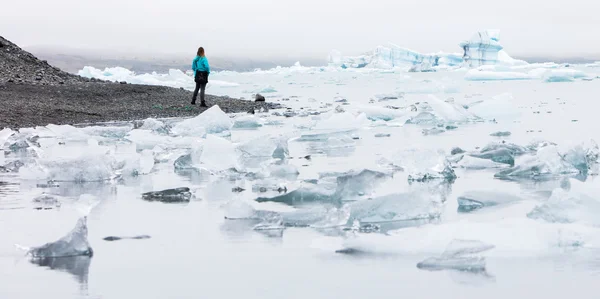 Жінка вигулює на пляж в Jokulsarlon льодовика Лагуна - лід — стокове фото