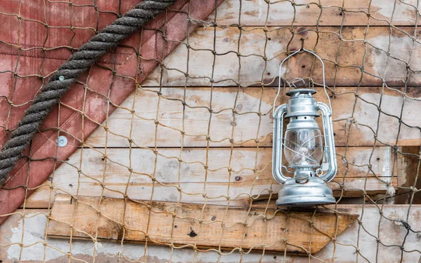 Gammal fotogen lampa hängande — Stockfoto