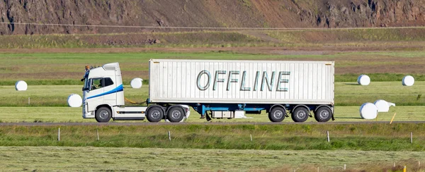 Lastebil som kjører gjennom et landdistrikt - Fraktrute – stockfoto