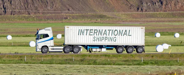 Вантажівка проїжджає через сільську місцевість - міжнародне судноплавство — стокове фото