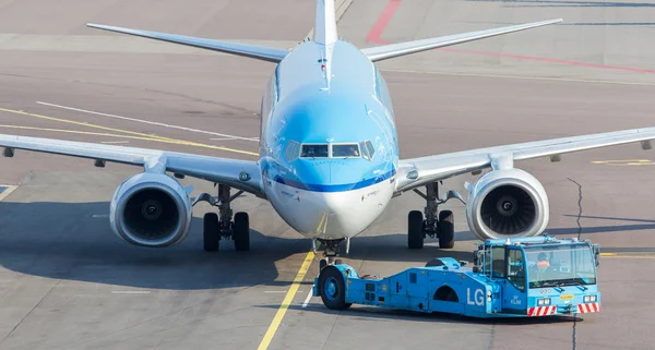 SCHIPHOL, AMSTERDAM, JULY 19, 2016: Front view of a KLM plane at — Stock Photo, Image