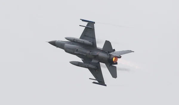 Leeuwarden, Hollandia - 2016. június 11.: Holland F-16 harcos j — Stock Fotó