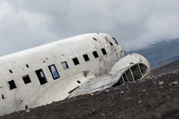 被废弃的破烂的美国军用飞机在冰岛南部 — 图库照片