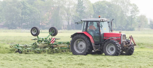 Leeuwarden, Belanda - 26 Mei 2016: Petani menggunakan traktor — Stok Foto